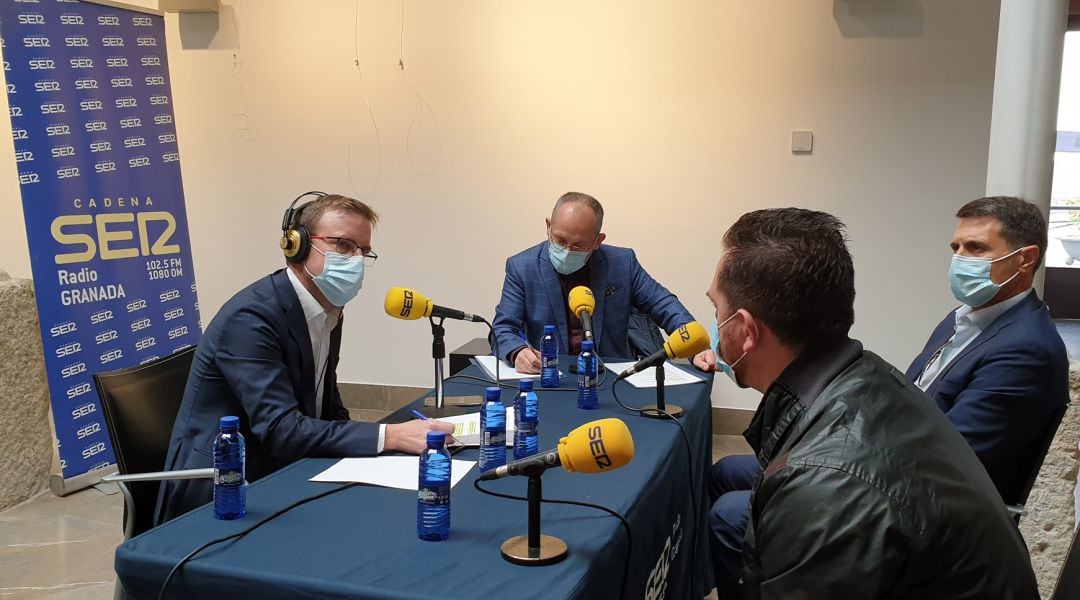 Emisión del programa de la SER &#039;La Ventana Andalucía&#039; desde el Museo Arqueológico de Baza con motivo de la reciente declaración por la UNESCO del &#039;Geoparque de Granada&#039;. Fernando Pérez Monguió, a la izquierda, junto a Rafael Troyano y los alcaldes de Baza, Pedro Fernández; y Benamaurel, Juan Francisco Torregrosa (de espaldas)