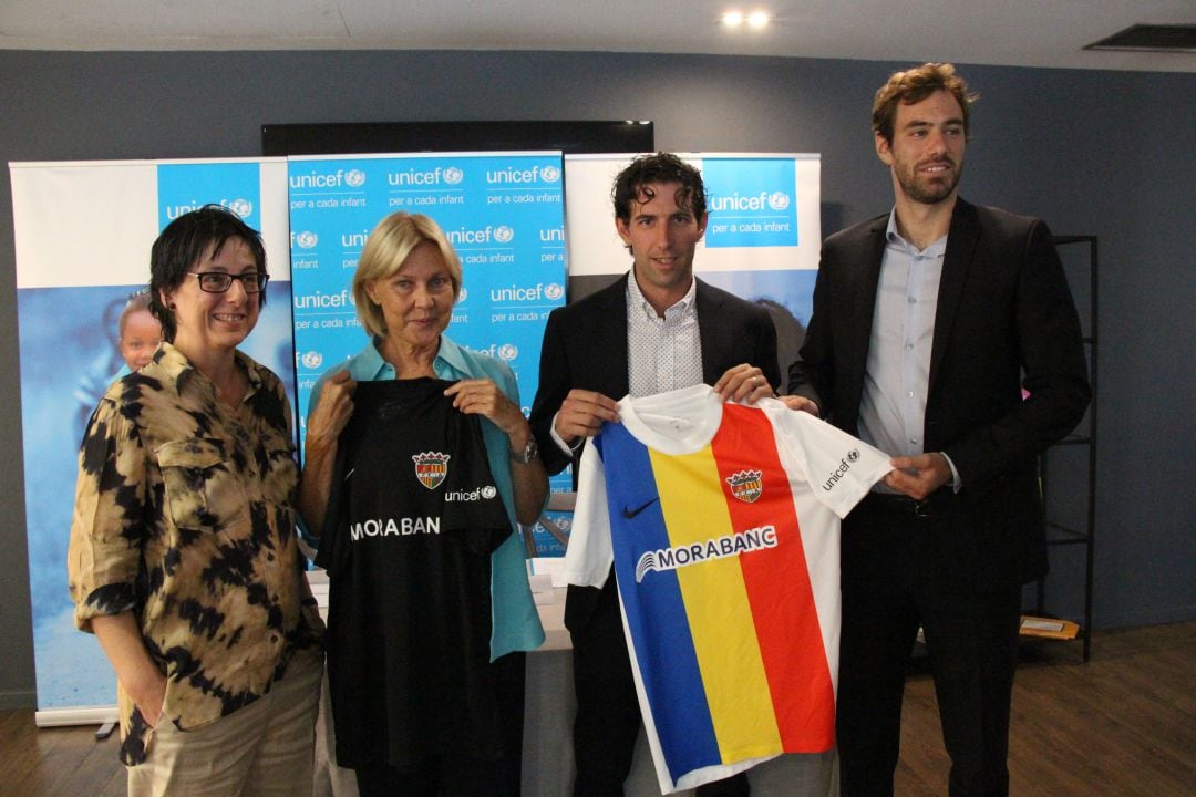 Els representants d&#039;Unicef i de l&#039;FC Andorra mostren la samarreta de l&#039;equip tricolor que des d&#039;ara lluirà el logotip de l&#039;ONG a la màniga esquerra fruit del conveni signat avui entre les dues entitats.