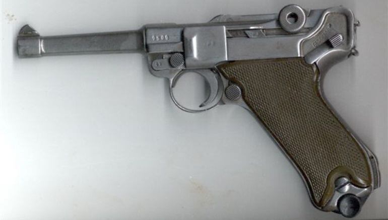 Imatge d'una pistola Luger, una de les armes trobades a Font-rubí