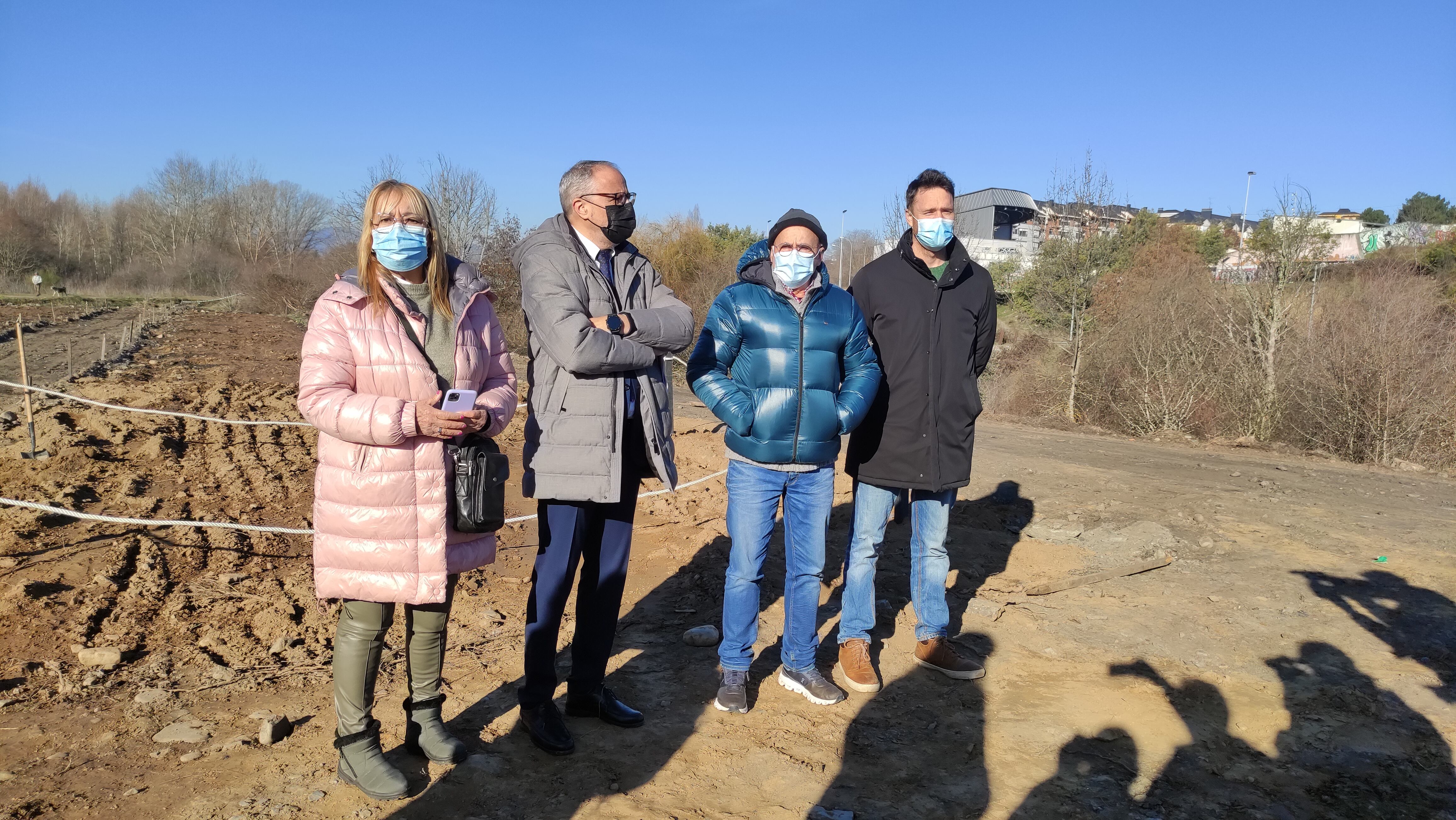 El alcalde de Ponferrada visita la obras para adecuar huertos urbanos  junto al río Sil