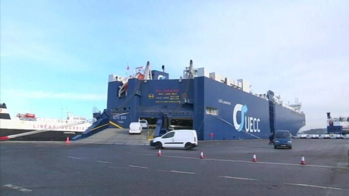 El puerto estrena ruta con el primer buque ro-ro que se mueve con gas natural licuado