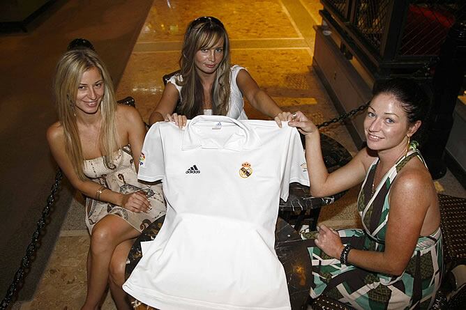 Las chicas se vuelcan por Cristiano Ronaldo y posan con la indumentaria oficial del Real Madrid