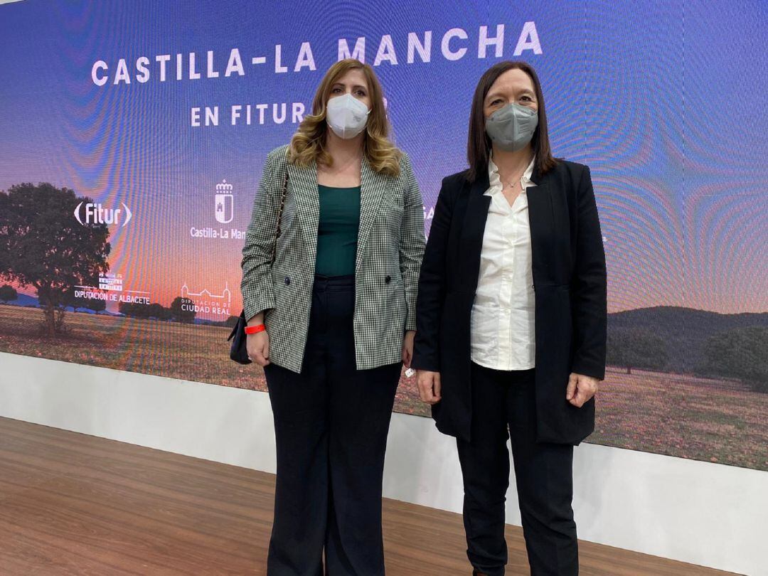 La alcaldesa de Alcázar de San Juan, Rosa Melchor, y la concejala de turismo, Bárbara Sánchez-Mateos, en la inauguración de FITUR