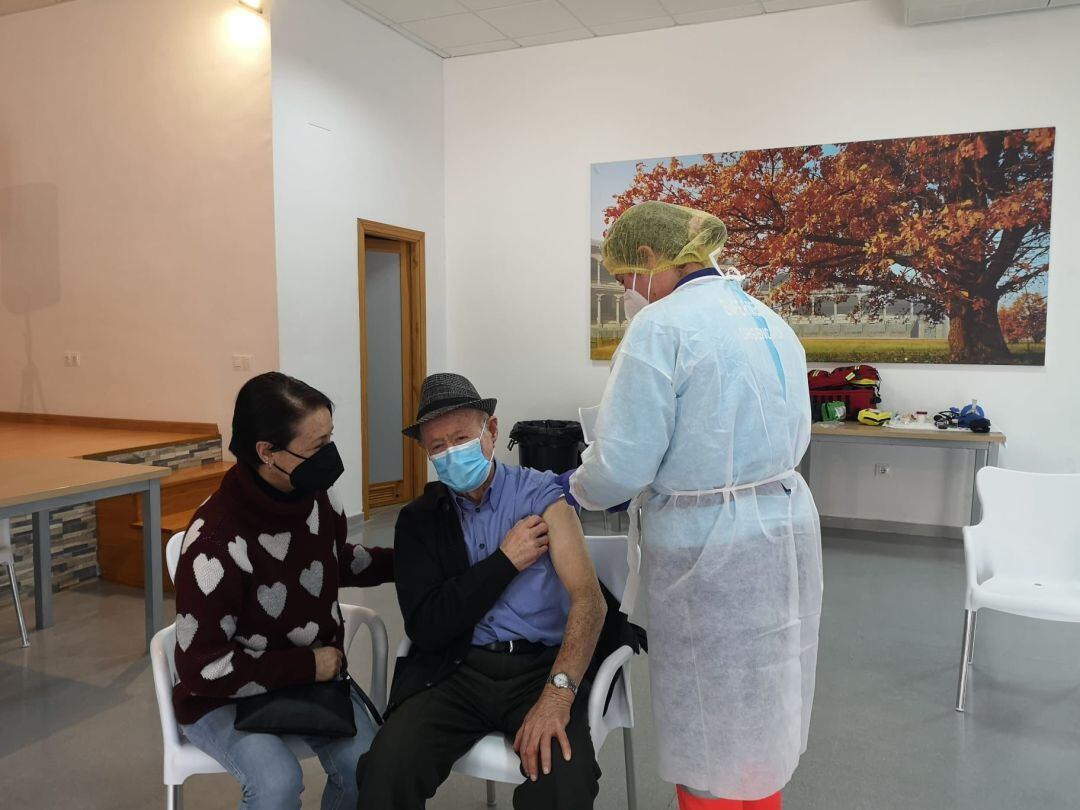 Una persona mayor recibe la vacuna