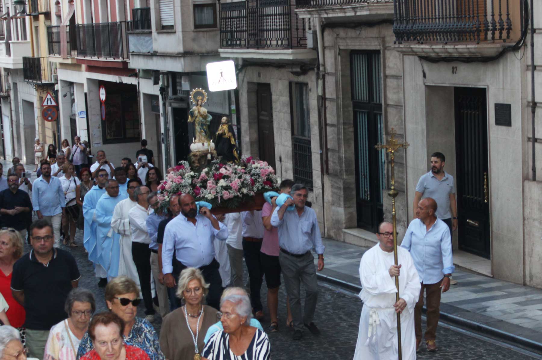 Imagen de la procesión del año pasado por la calle Sant Nicolau, desde donde saldrán autobuses despues de la cena de hermandad a todos los barrios de la ciudad
