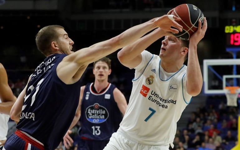 Matt Thomas intenta impedir el tiro a canasta de Luka Doncic