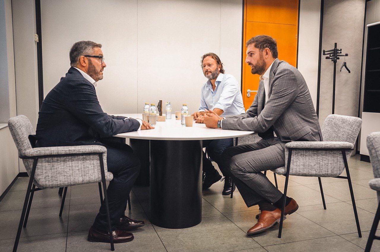 Reunión del presidente de CROEM, Miguel López y el presidente de Vox, José Ángel Antelo