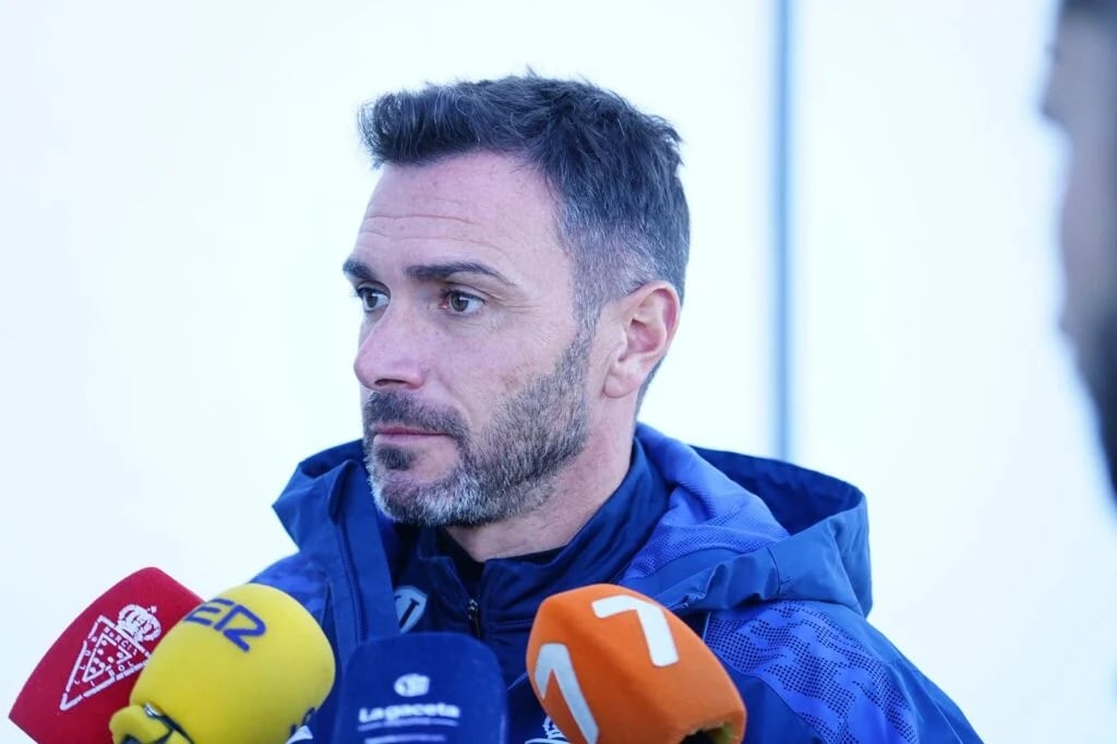 Adrián Colunga, técnico del Real Murcia, en un canutazo ante los medios de comunicación.