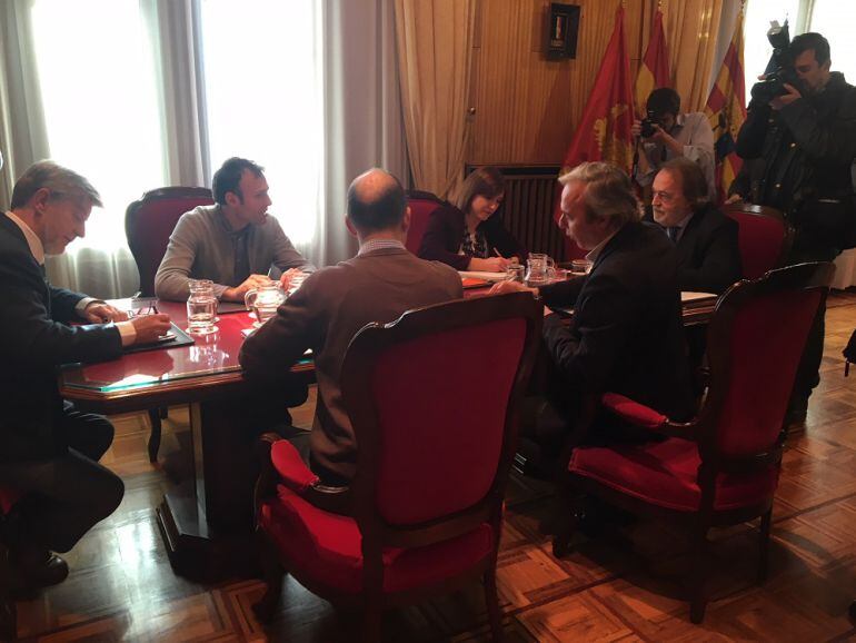 Junta de portavoces municipales con el alcalde de Zaragoza, Pedro Santisteve, en el Ayuntamiento