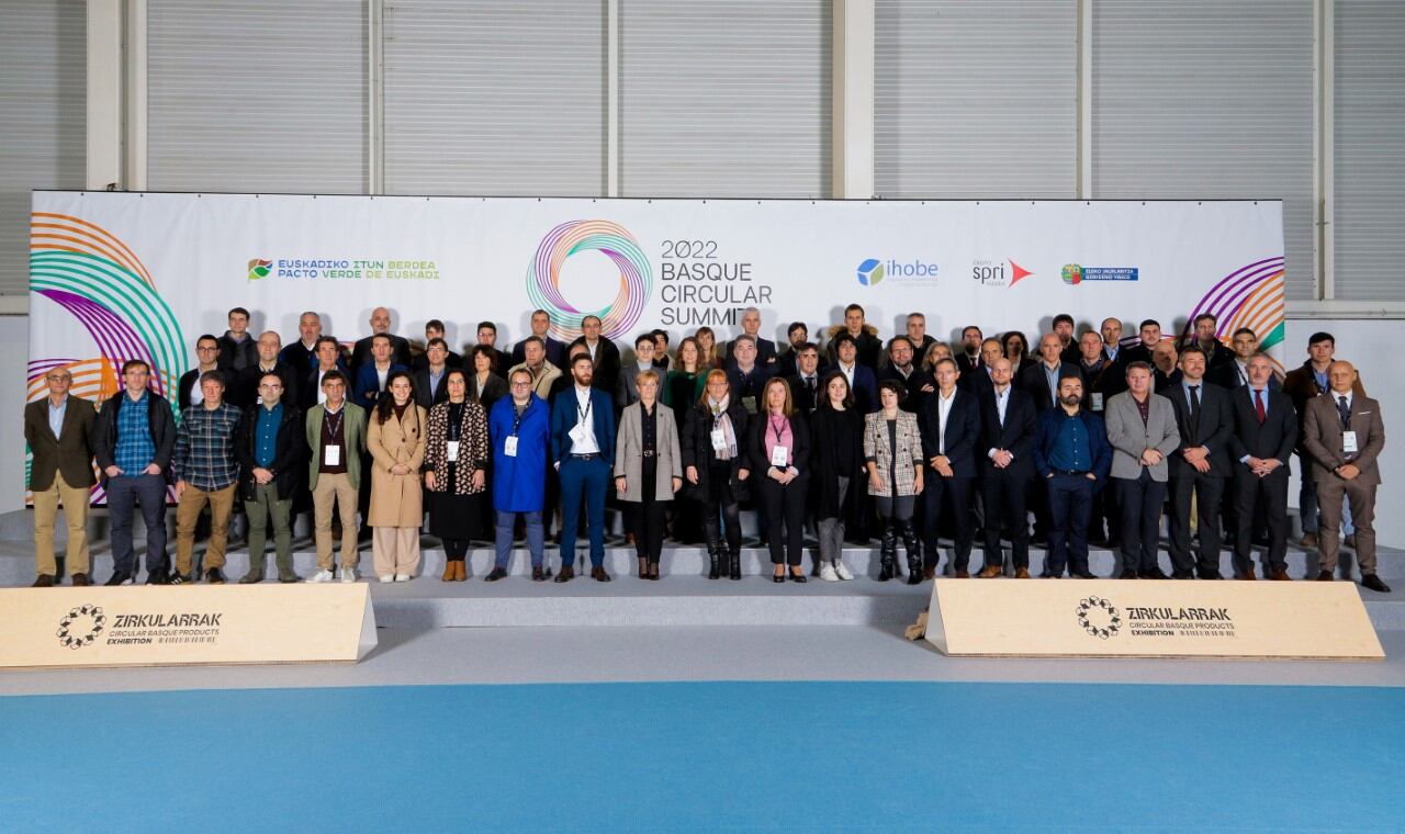 Foto de familia en el primer día de congreso | Fuente: Gobierno Vasco