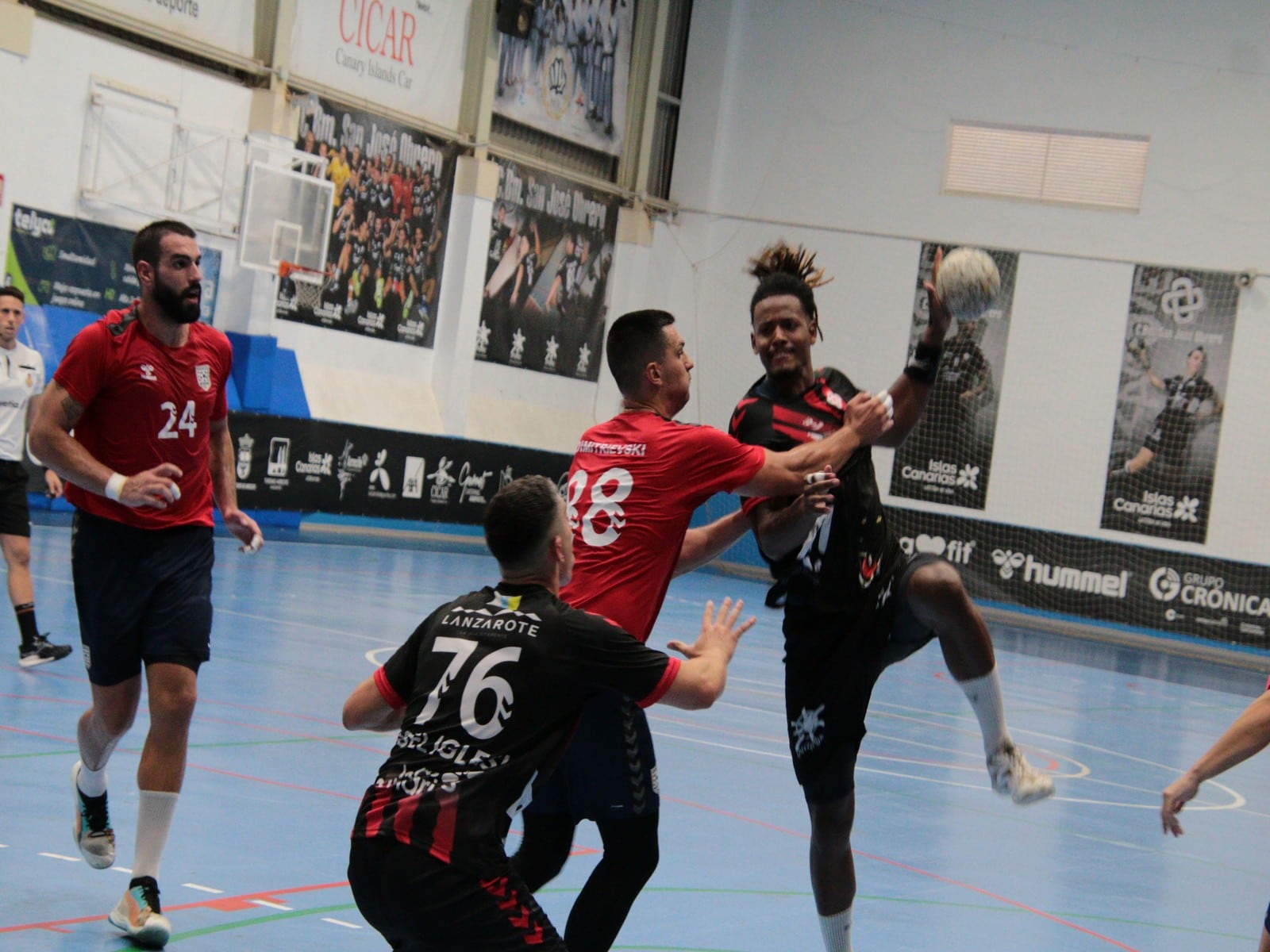 Marvin Santiago durante un partido con el Balonmano Lanzarote Ciudad de Arrecife.