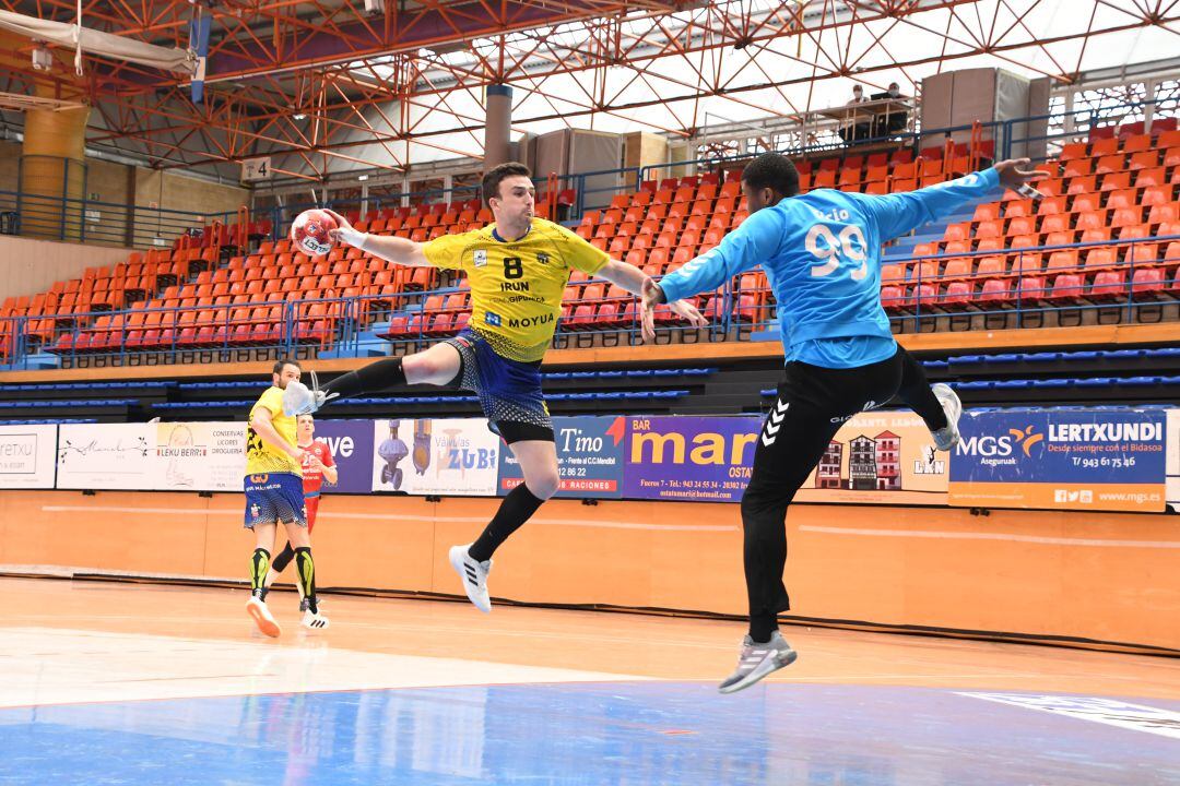 Mikel Zabala lanza a portería en un partido de esta temporada en Artaleku