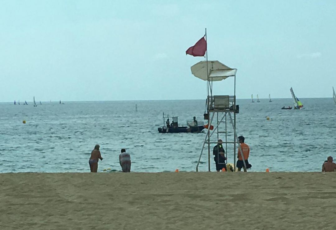 Bandera vermella a la platja de Nova Icària