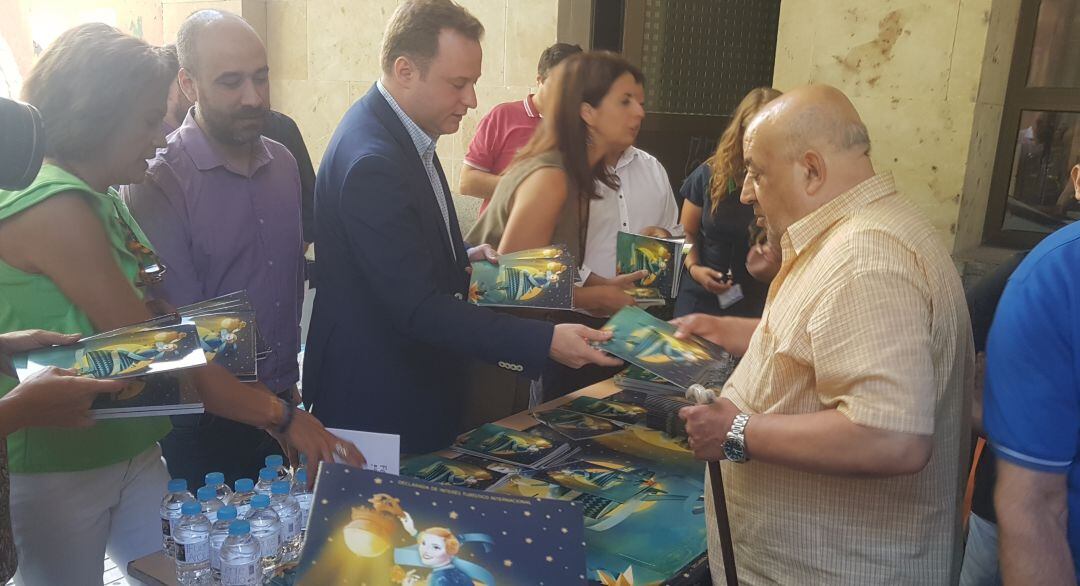 El alcalde y los portavoces de los grupos municipales reparten los programas