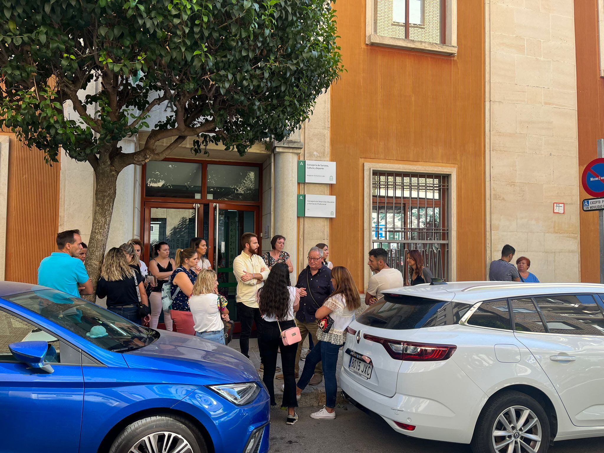 Concentración a la puerta de la Delegación de Educación en Jaén