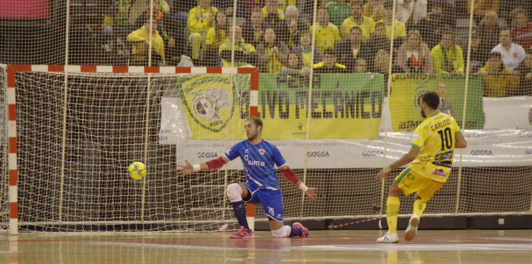 Carlitos hace uno de los tantos del encuentro frente al Peligros FS.