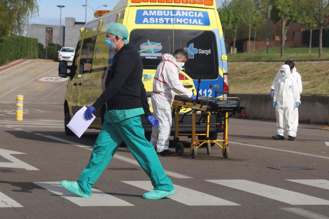 Sanitarios, a las afueras del Complejo Asistencial de Salamanca.