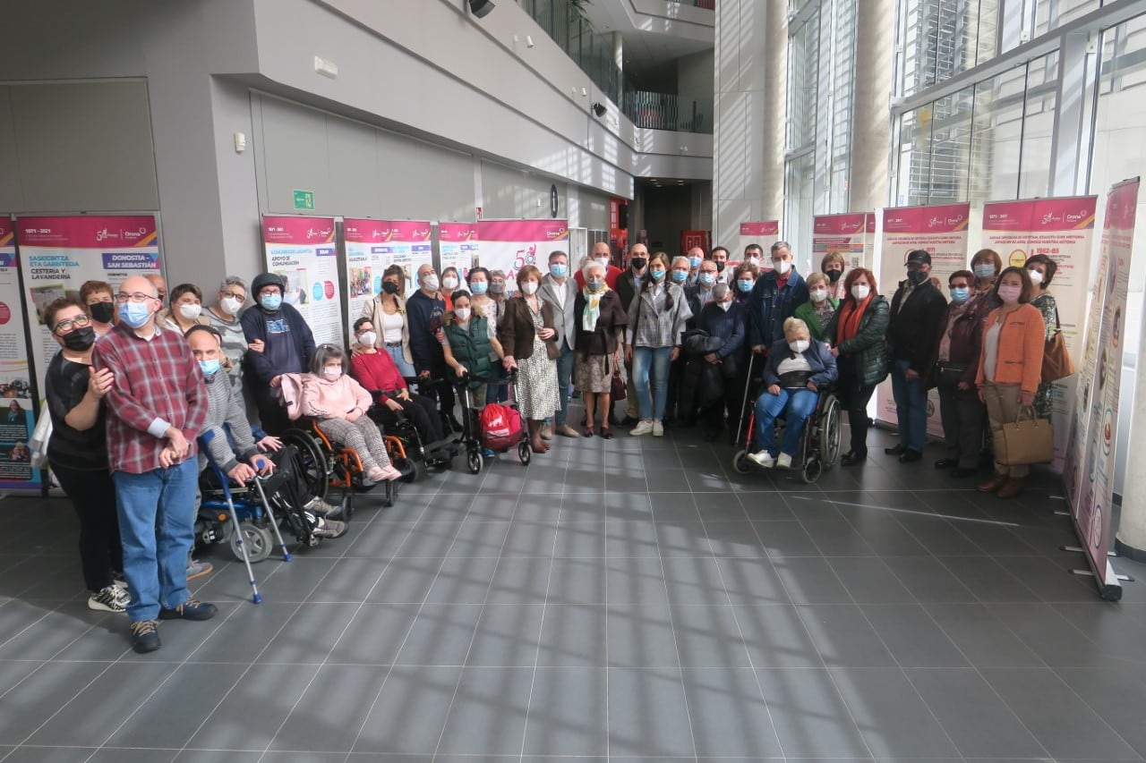 Algunos miembros de Aspace Gipuzkoa con representantes municipales de Irun / Foto: Ayuntamiento de Irun