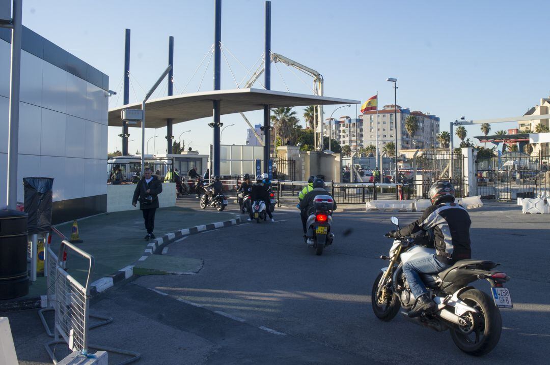 Trabajadores españoles cruzan la verja de Gibraltar