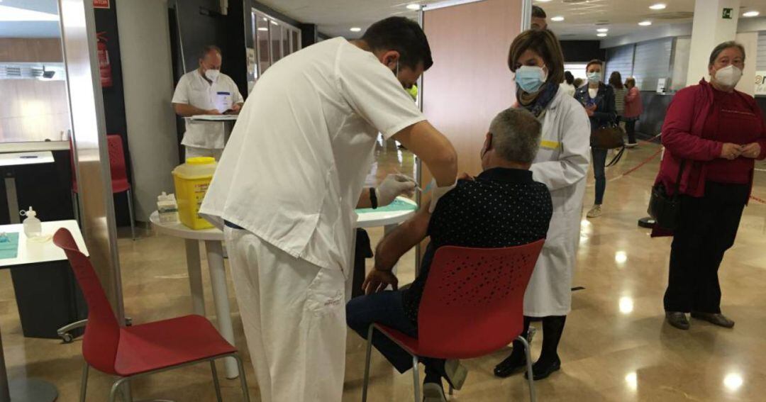 Un usuario recibe la vacuna de AstraZeneca