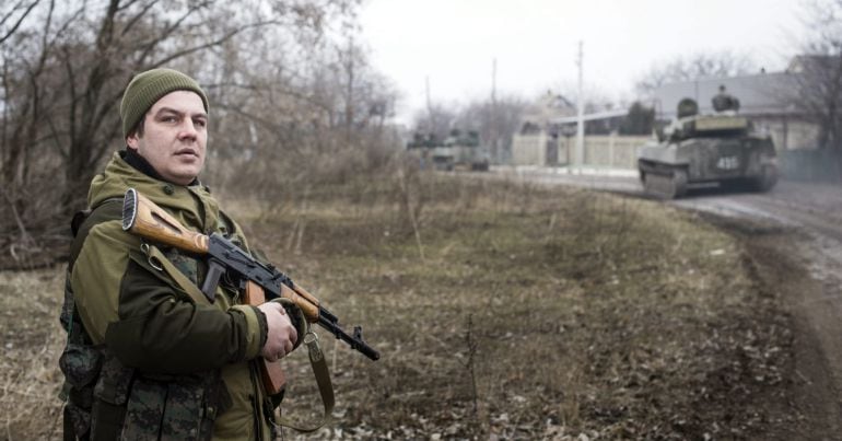 Un rebelde prorruso monta guardia durante el repliegue de armamento pesado en la localidad fronteriza de Olenivka, Donetsk, Ucrania