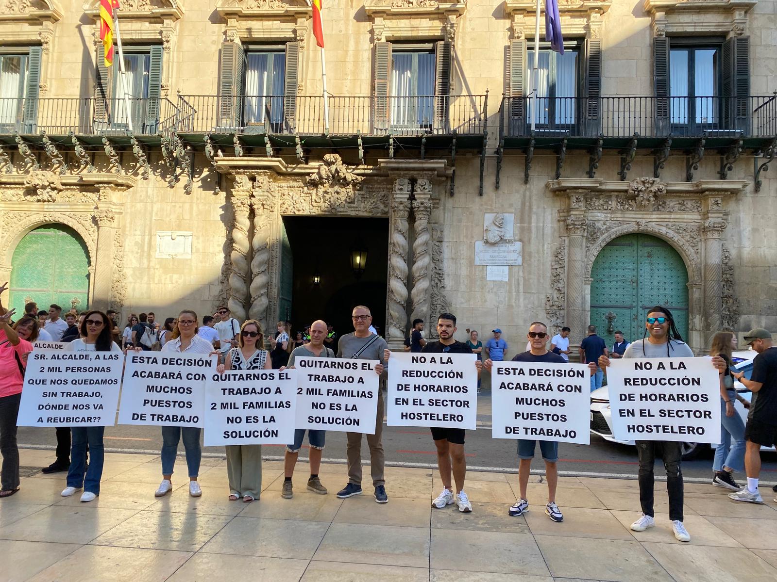 Concentración de ALROA en la plaza del Ayuntamiento de Alicante durante la celebración del Pleno de septiembre