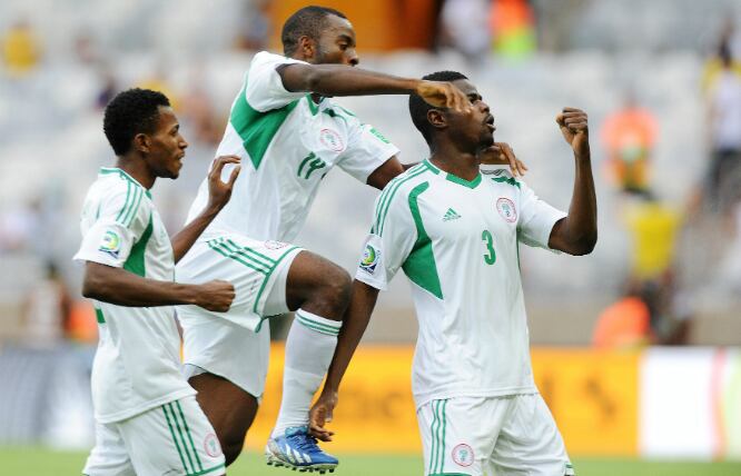 El jugador de Nigeria Uwa Echiejilecelerba con sus compañeros un gol ante Tahití durante el partido de la Copa Confederaciones que se disputa en el estadio Mineirao de Belo Horizonte