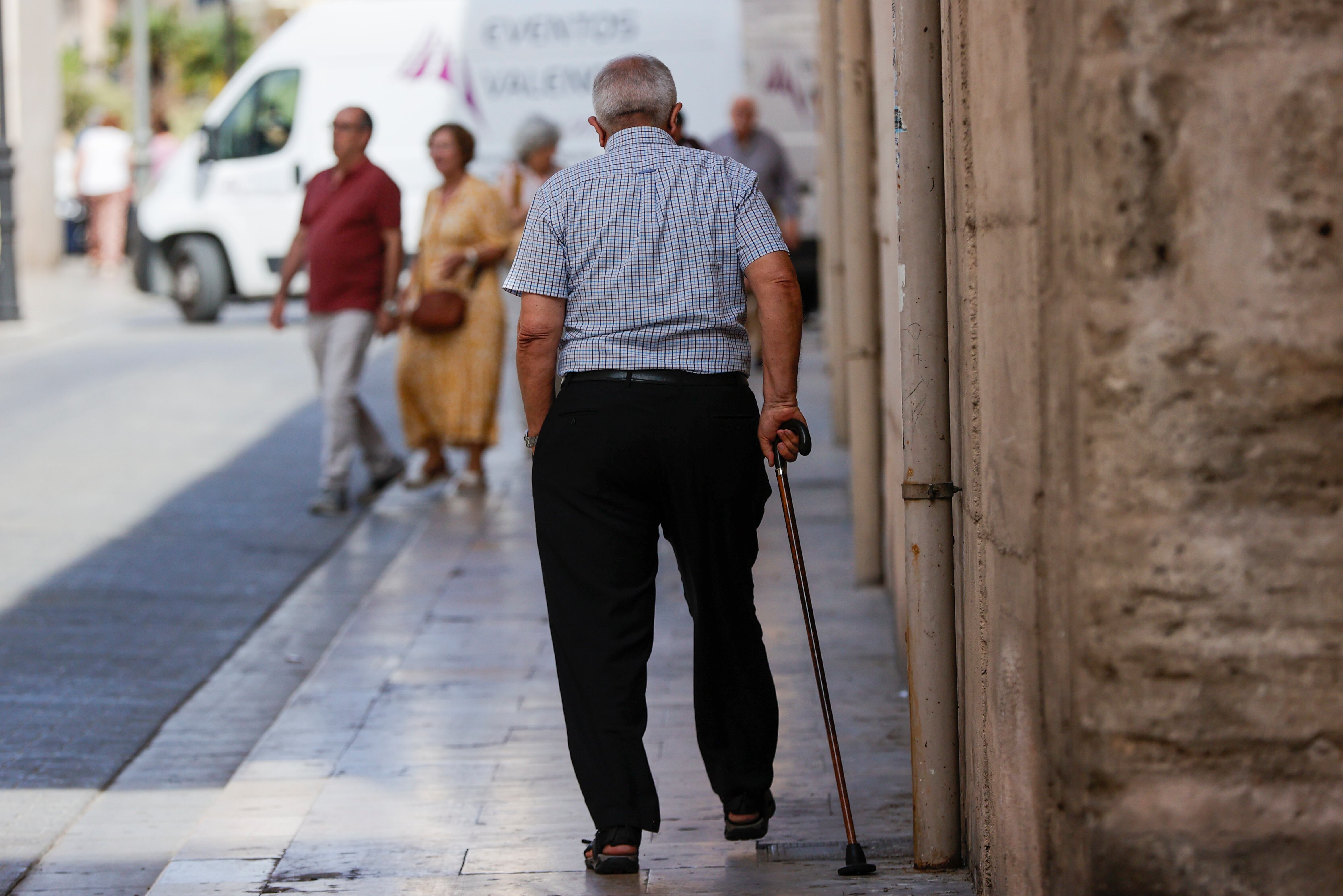 Una persona mayor pasea por el centro de la ciudad. EFE/Manuel Bruque
