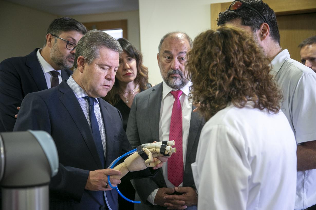 Emiliano García Page y el rector Julián Garde con la directora del IRICA, Esther Vazquez