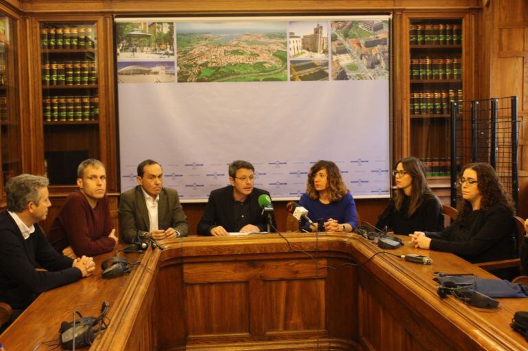 El alcalde de Irun, José Antonio Santano, y el resto de concejales en la rueda de prensa en la que se ha dado a conocer el cese del Delegado de Urbanismo, Xabier Iridoy