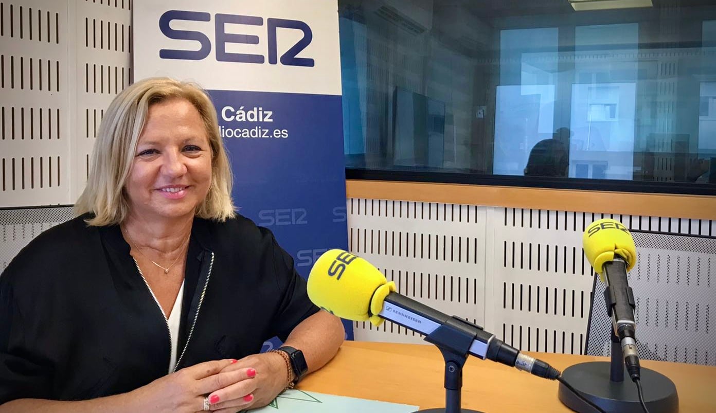 Carmen Romeu Tirado en los estudios de Radio Cádiz