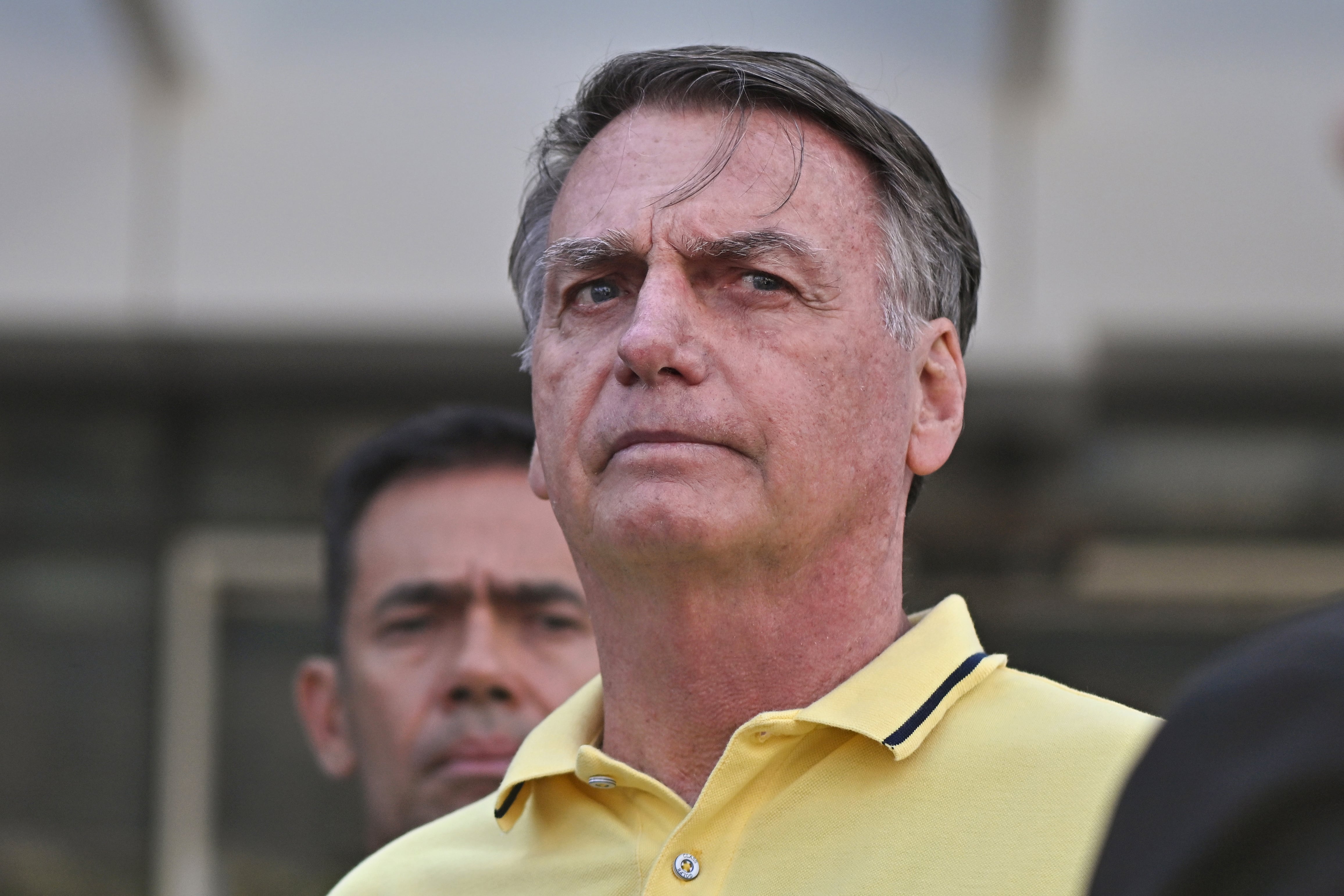 Fotografía de archivo del 16 de agosto de 2025 del expresidente de Brasil Jair Bolsonaro saliendo del hospital DF Star, en Brasilia (Brasil)