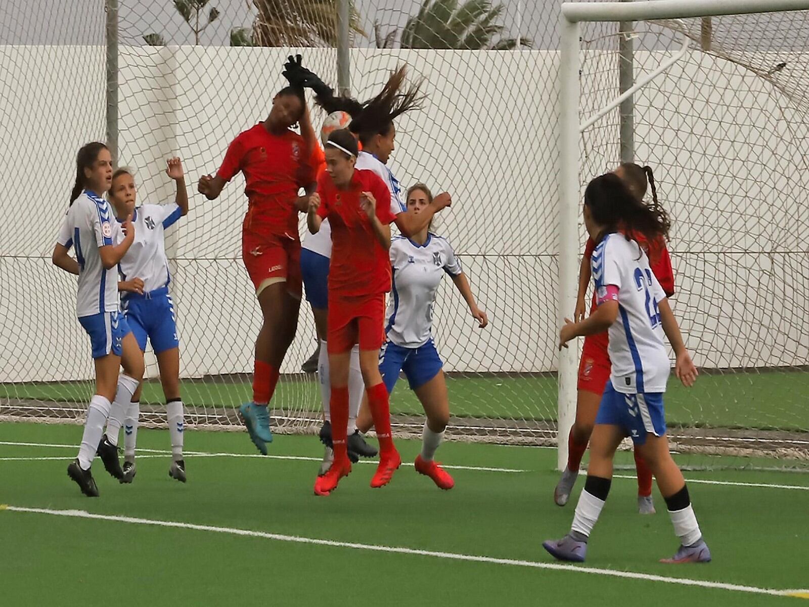 Un momento del partido entre lanzaroteñas y tinerfeñas.