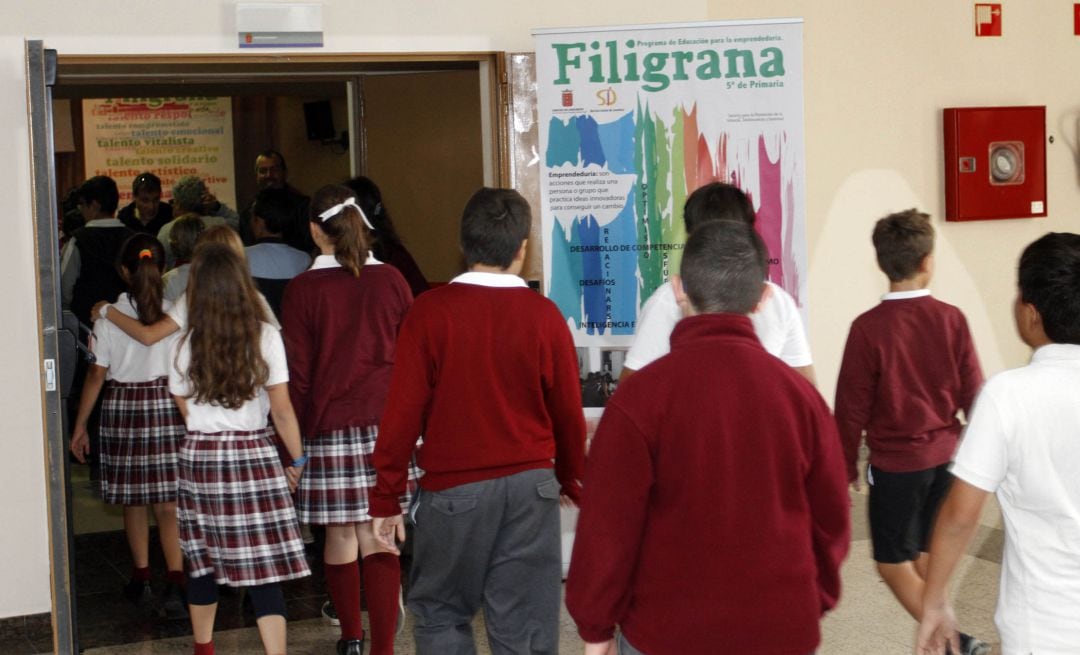 Escolares entrando a las jornadas.