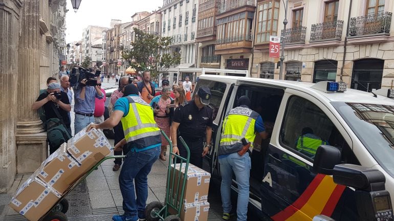 Miembros de la Udef abandonan las dependencias municipales de Agustinas canónigas con el material 