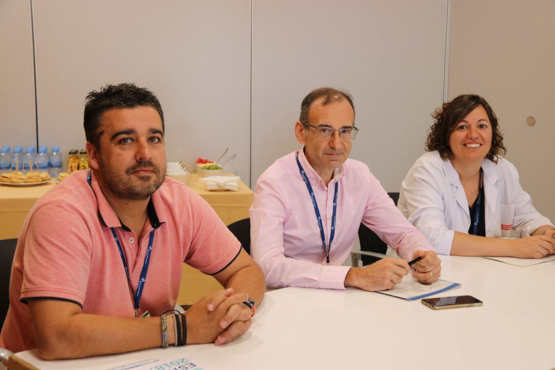 El gerent de l'Hospital de Palamós, Xavier Pérez, al centre; la directora assistencial, Anna Ribera, i responsable de qualitat, Xavier Garcia