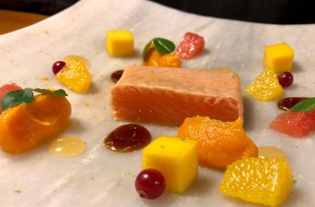 Trucha tibia con cítricos y frutas.
