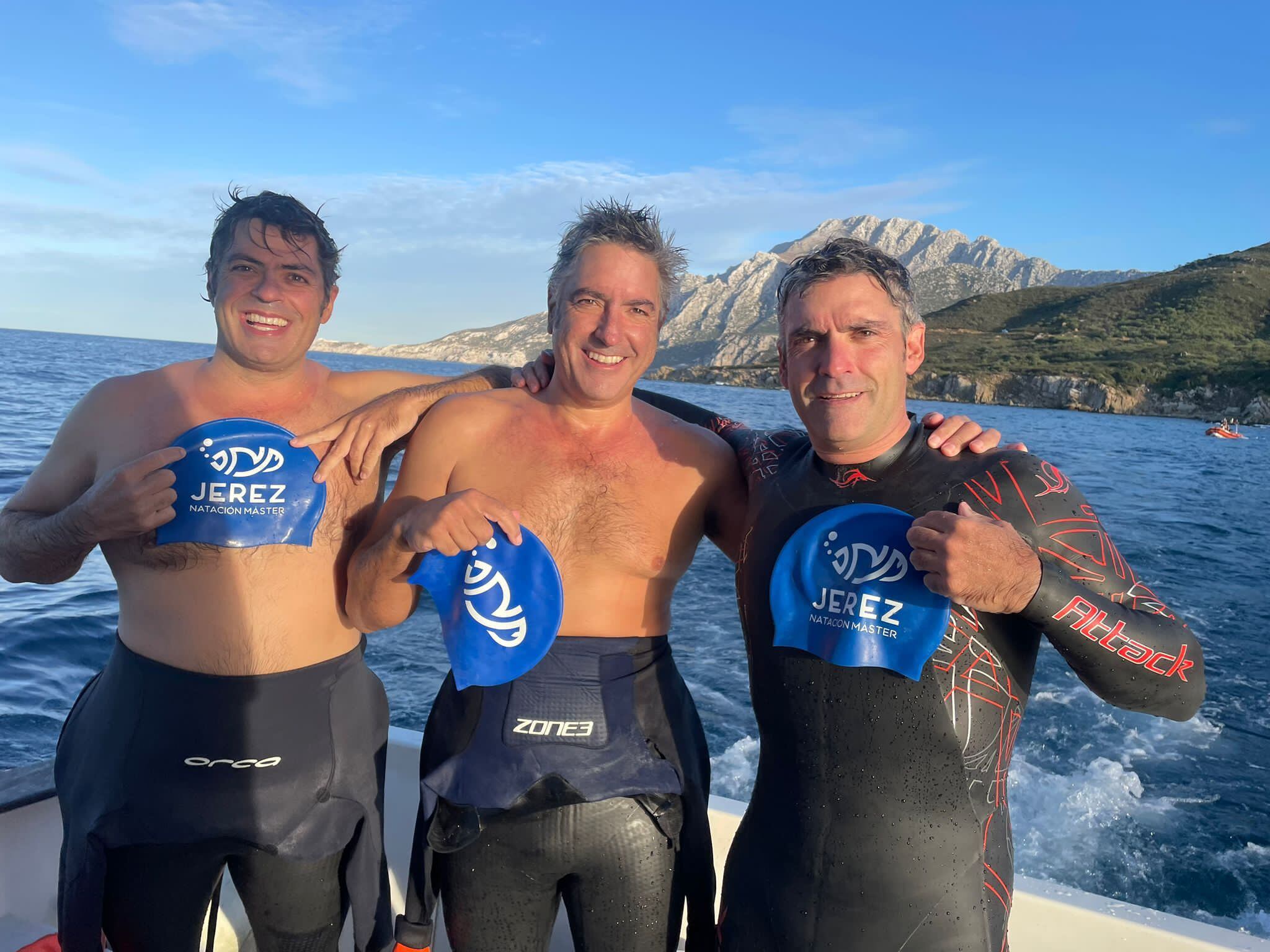 Eduardo, Mariano y Joaquín Gómez Beser, protegidos con neopreno, firman un extraordinario tiempo de tres horas y 52 minutos