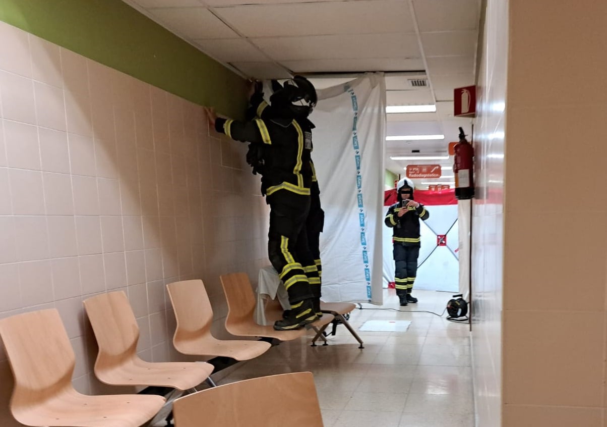 Los bomberos se han encargado de evacuar el aire contaminado