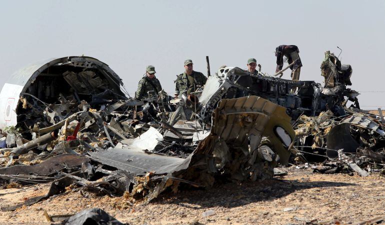 Investigadores militares rusos rastrean los restos del avión siniestrado el sábado en El Sinaí