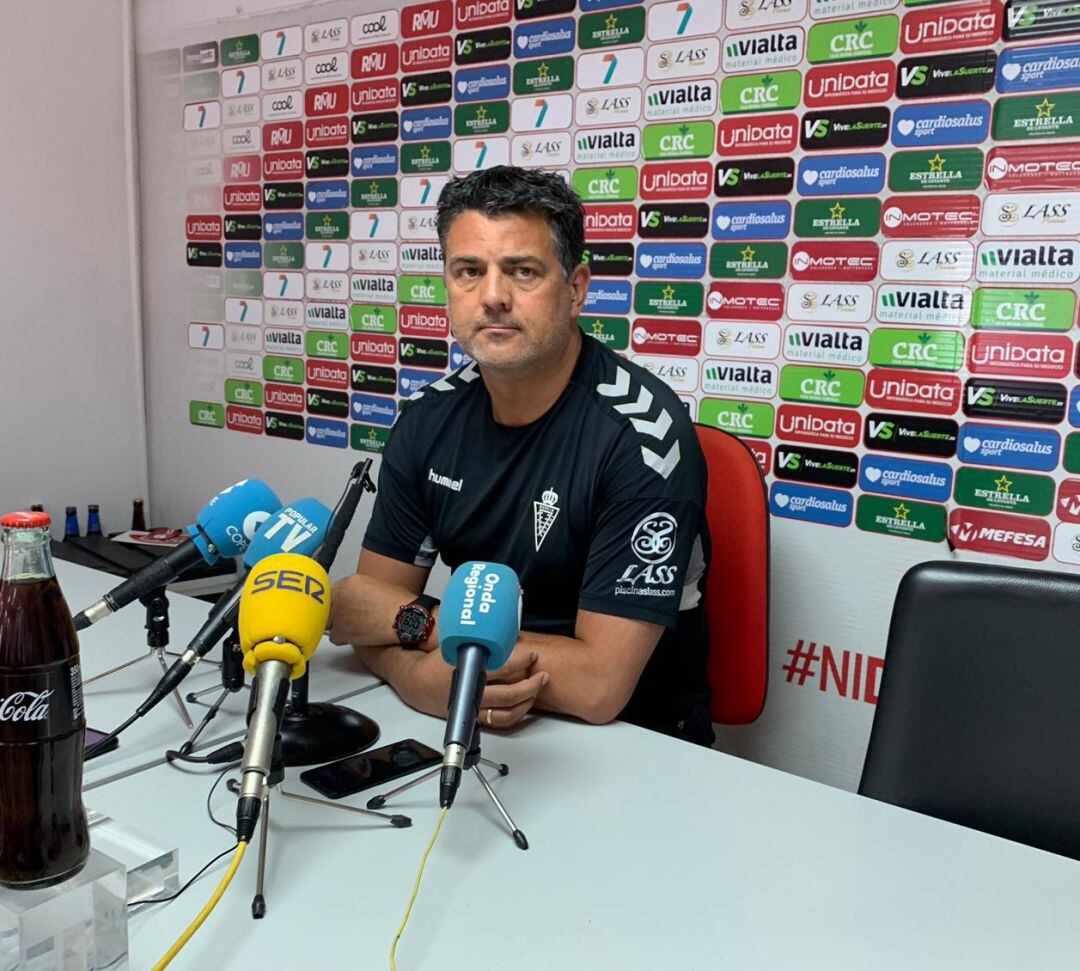 Julio Algar, mánager deportivo del Real Murcia, en la sala de prensa de Cobatillas