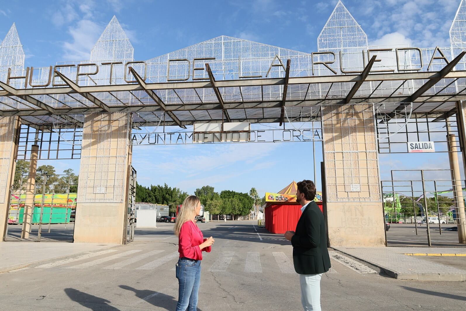 Mari Huertas García, edil de festejos y Antonio David Sánchez, edil de Servicios Industriales junto a la puerta del recinto ferial