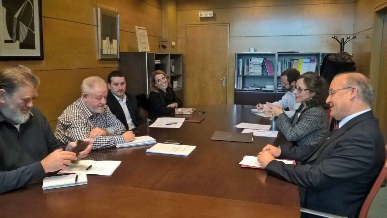 Los sindicatos, CCOO y UGT, protagonizaron el primer encuentro de la consejera, Belén Fernández, para buscar el acuerdo en defensa de los intereses de Asturias 