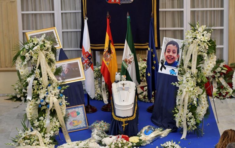 Ramos de flores junto al féretro en la capilla ardiente del niño Gabriel Cruz instalada el lunes en el Palacio Provincial de la Diputación de Almería