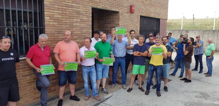 Taxistas a la puerta de la sede de Teletaxi San Fermín