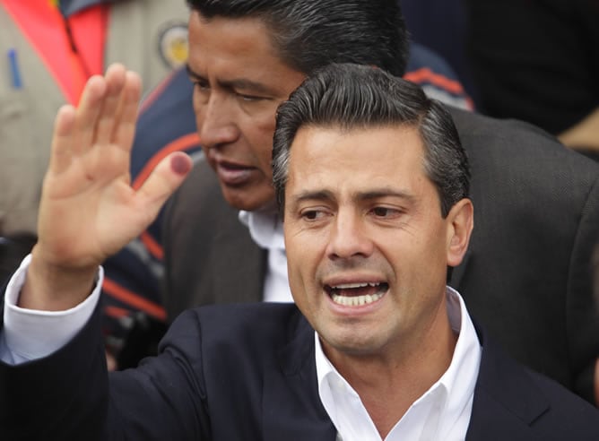 El candidato a la presidencia de México por el Partido Revolucionario Institucional (PRI), Enrique Peña Nieto, saluda a sus seguidores tras emitir su voto