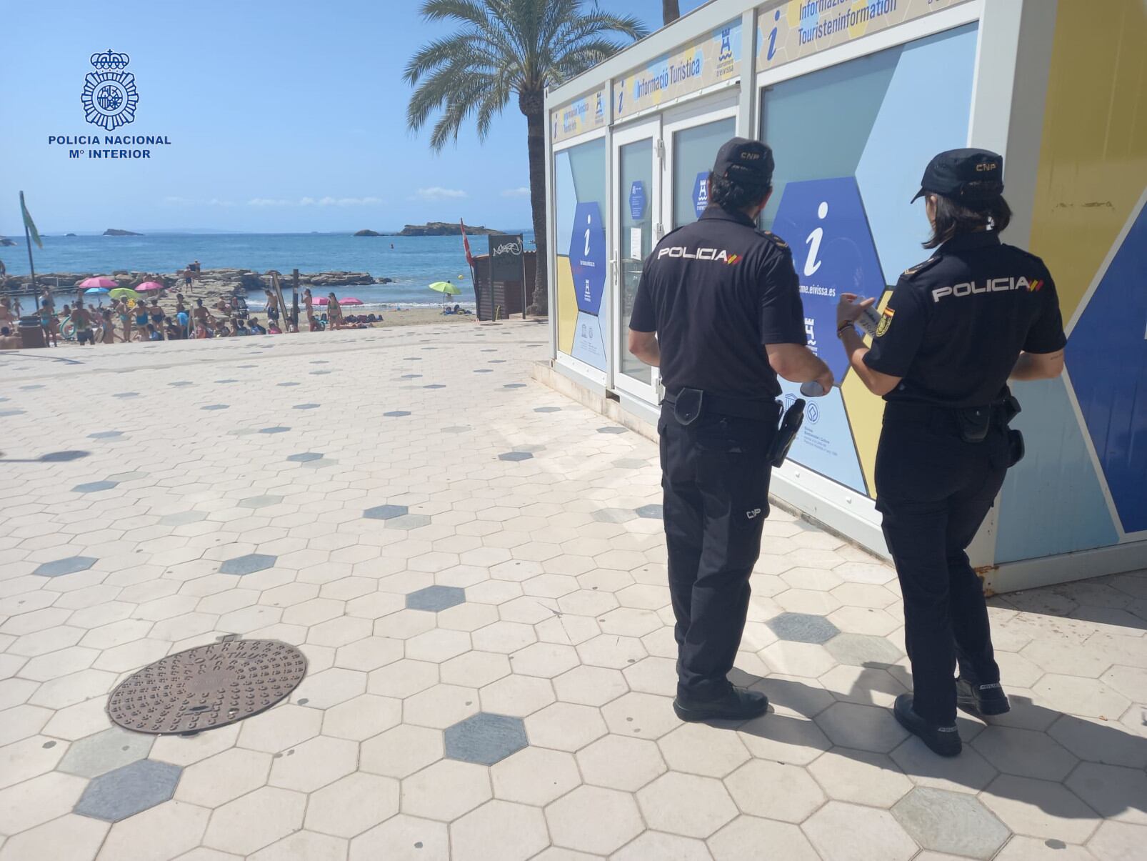 Imagen de agentes de policía en Ibiza