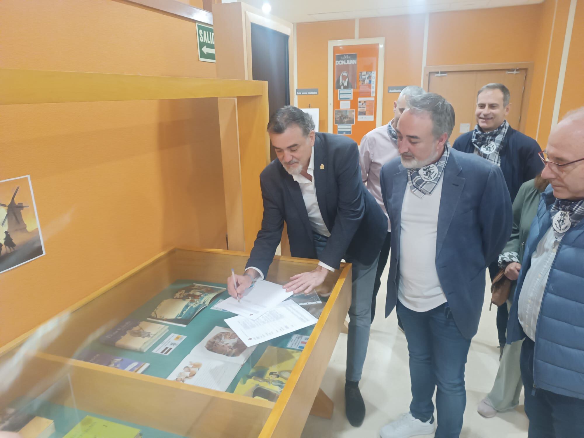 El concejal de Cultura firma la recepción de los ejemplares