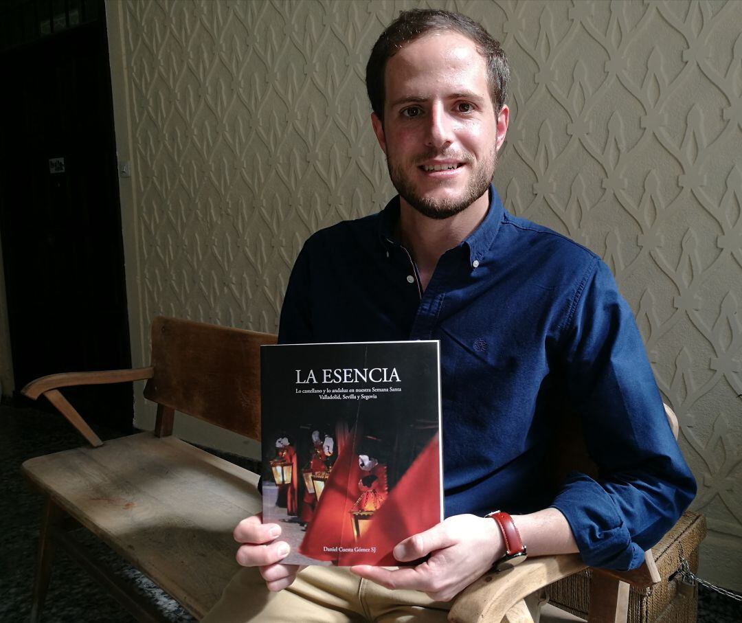 Daniel Cuesta Gómez con su nuevo libro, La esencia