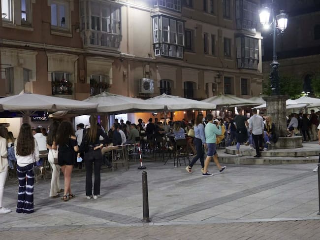 Archivo - Ambiente en una calle de bares de Santander